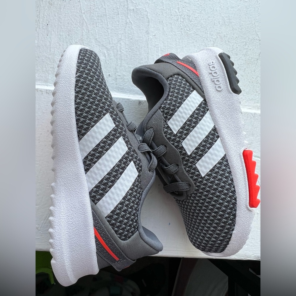 Kids Adidas Racer Gray and white  size 6k- new with tags